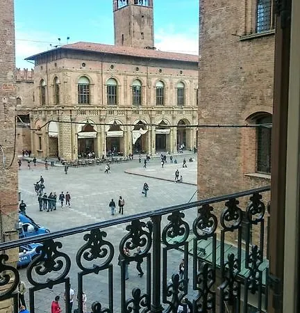 Casa Isolani, Piazza Maggiore Bologna