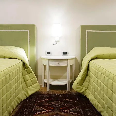 Casa Isolani, Piazza Maggiore 2*